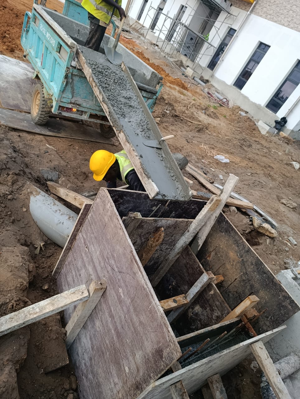 Chantier de voirie : coulage de béton dans un coffrage