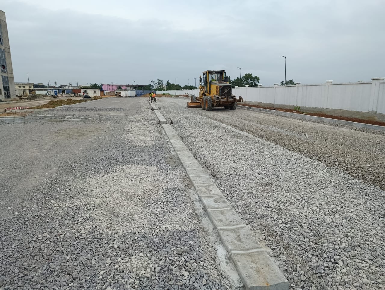 Chantier de voirie : pose de bordures et couche de fondation