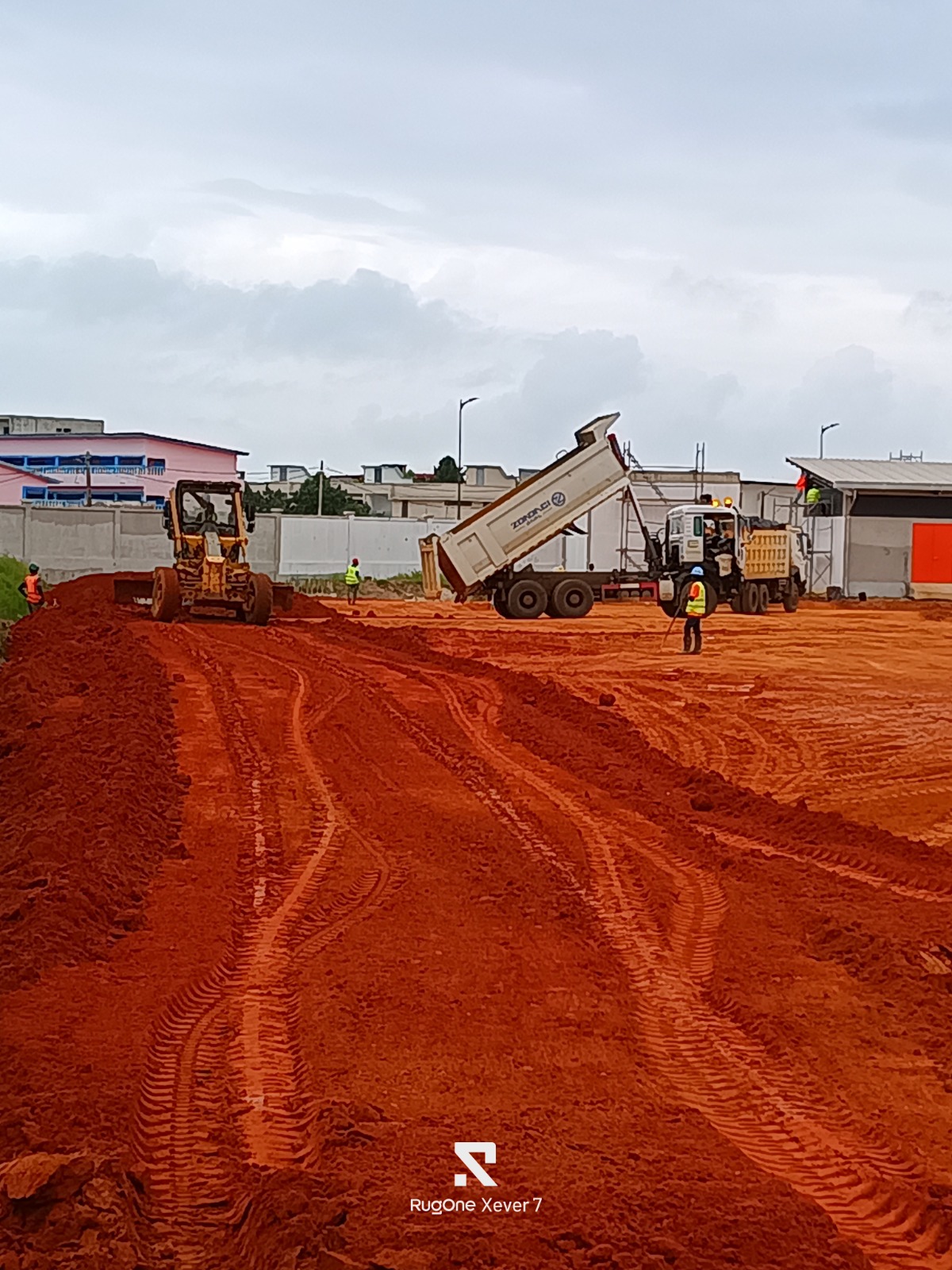 Chantier de voirie : apport de matériaux et réglage à la niveleuse